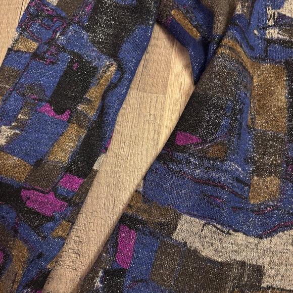 Abstract Patterned Long Sleeve Top - Picture 2 of 3